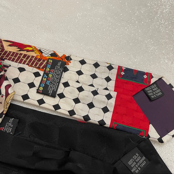 Looney Tunes Mania Set of 3 Looney Tunes Silk Ties - Picture 7 of 8